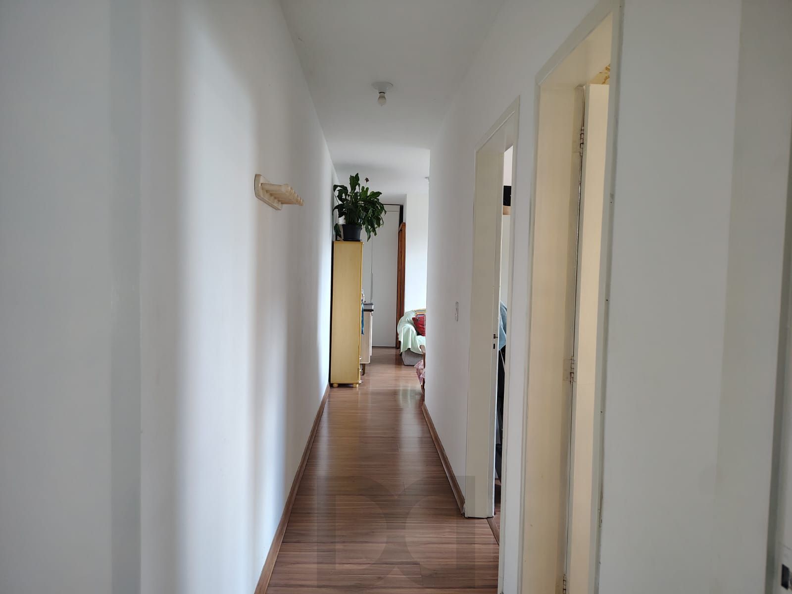 Apartamento de 2 dormitórios, 2 banheiros e 1 vaga no bairro Cristal. — foto 13