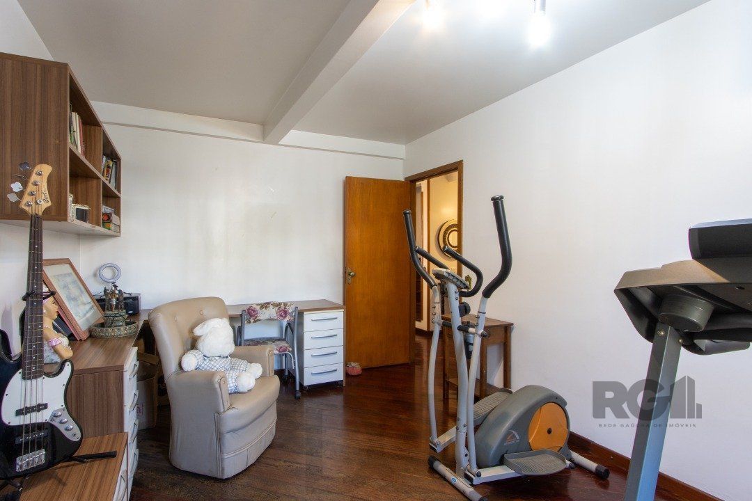 Casa de alvenaria, 3 quartos, 1 suíte, 4 banheiros e 5 vagas de garagem. — foto 8