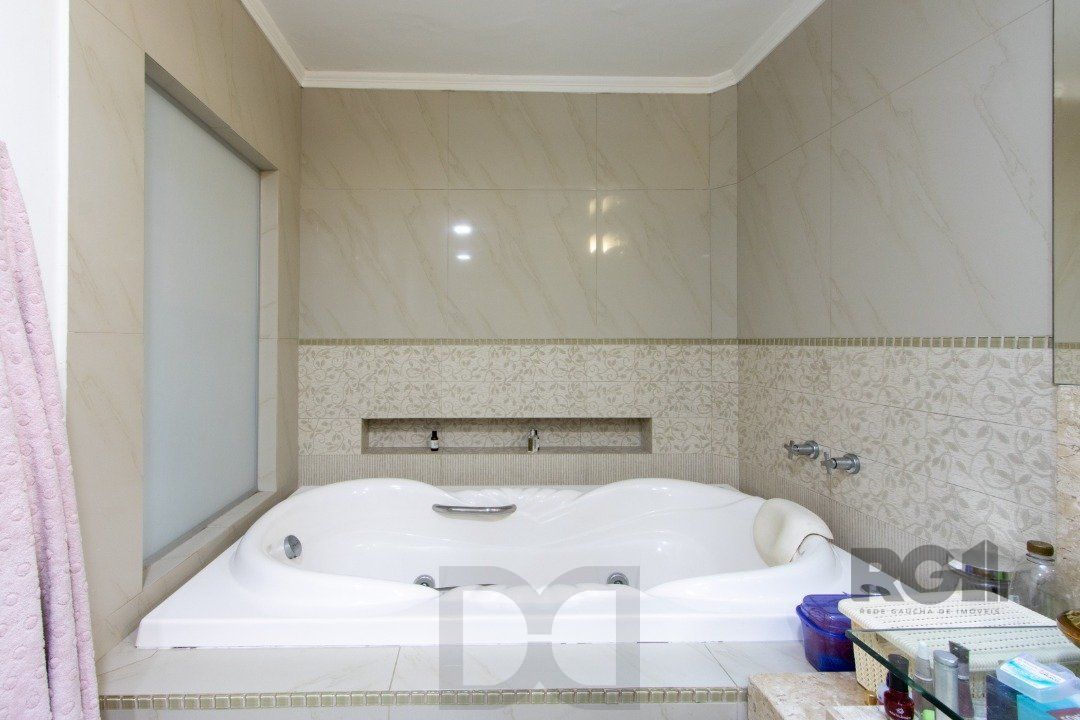 Casa no bairro Cristal, Possui 4 dormitórios, sendo 1suíte, closet e banheira de hidromassagem, com possibilidade de um podendo 1 dormitórios extra. — foto 52