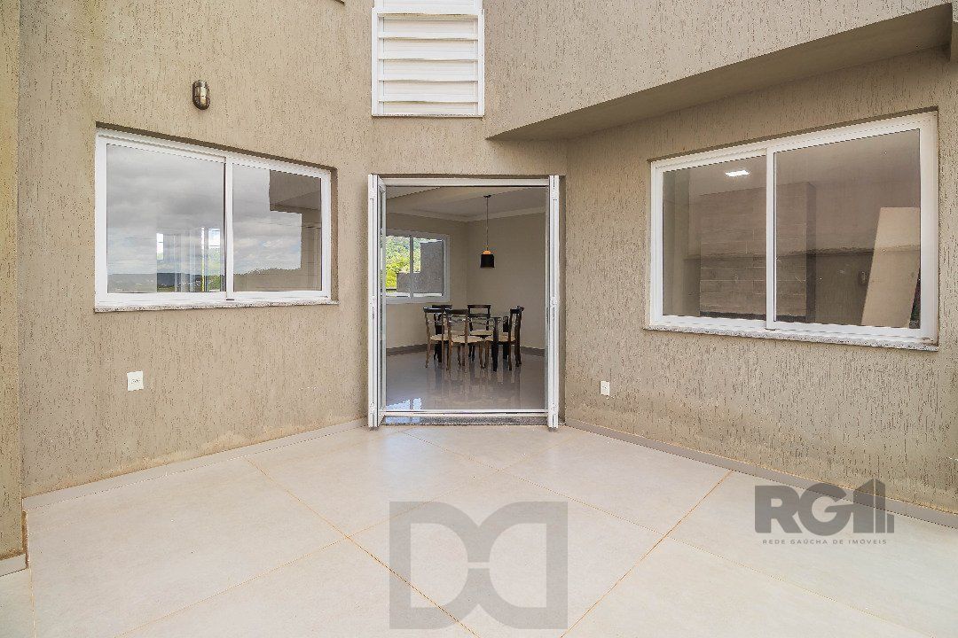 Sobrado, 185 metros quadrados privativo, com 3 quartos, 1 suíte, Living e cozinha integrados, lareira, churrasqueira, lavabo e 2 vagas de garagem. e 2 vagas de garagem — foto 6