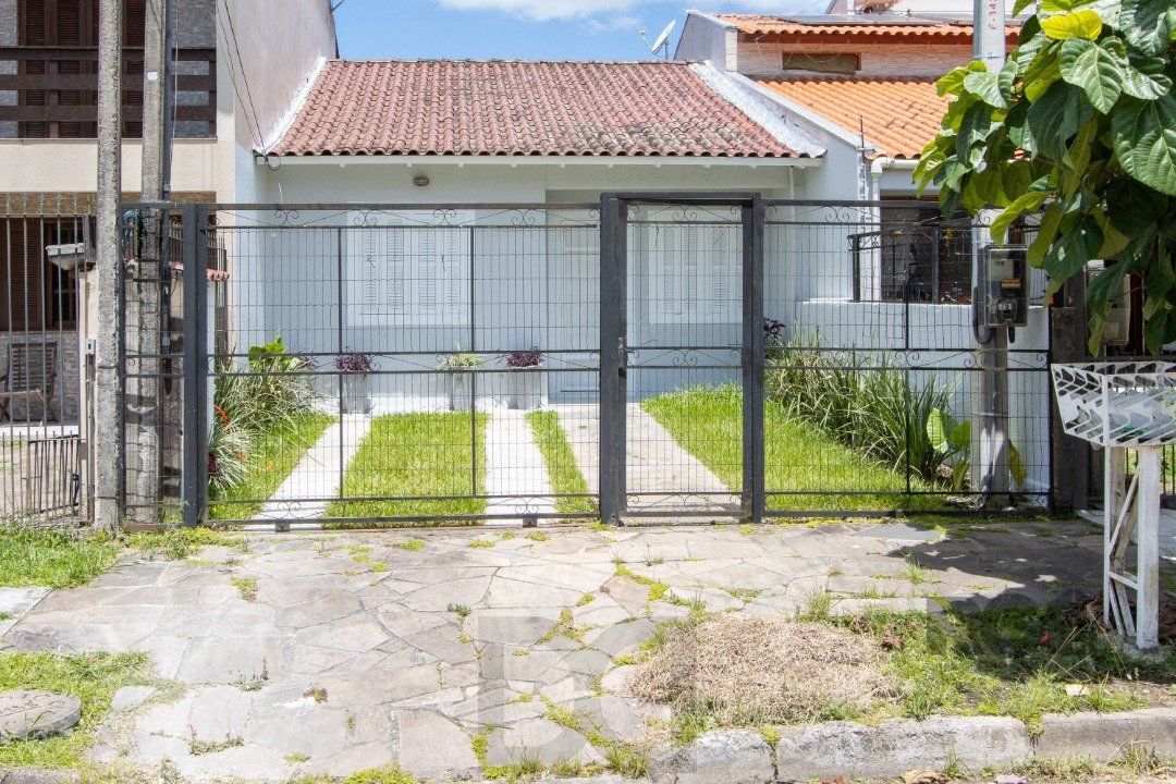 Casa no Bairro Hípica, 100% reformada, 2 dormitórios, 1 vaga de garagem. — foto 1