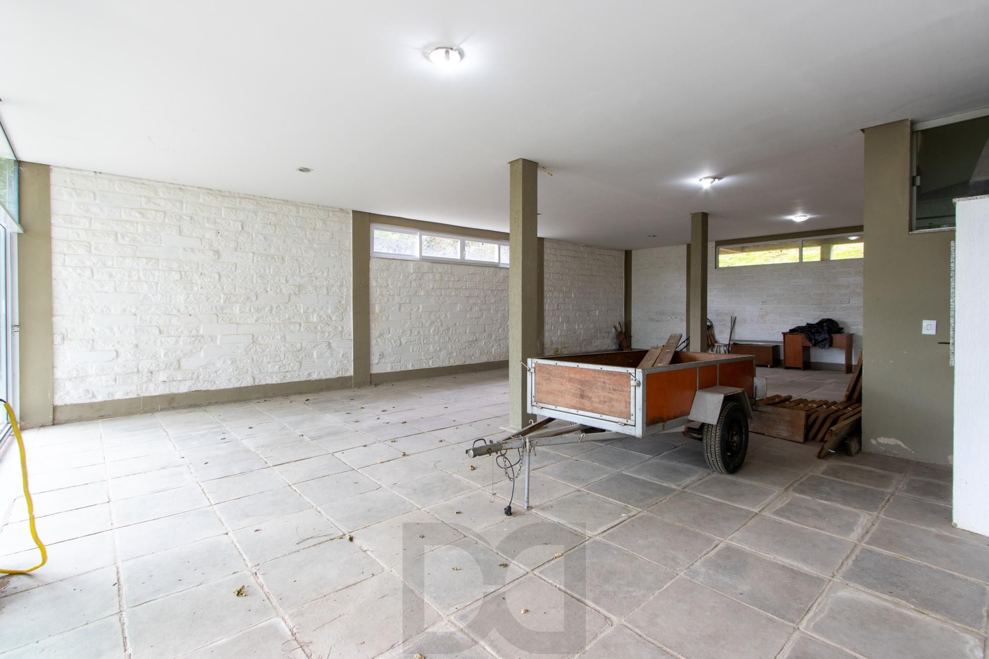 Casa de alvenaria, com 3 dormitórios, 1 suíte, living, cozinha, lavanderia, churrasqueira, banheiro social, pátio e 4 vagas de garagem. — foto 45