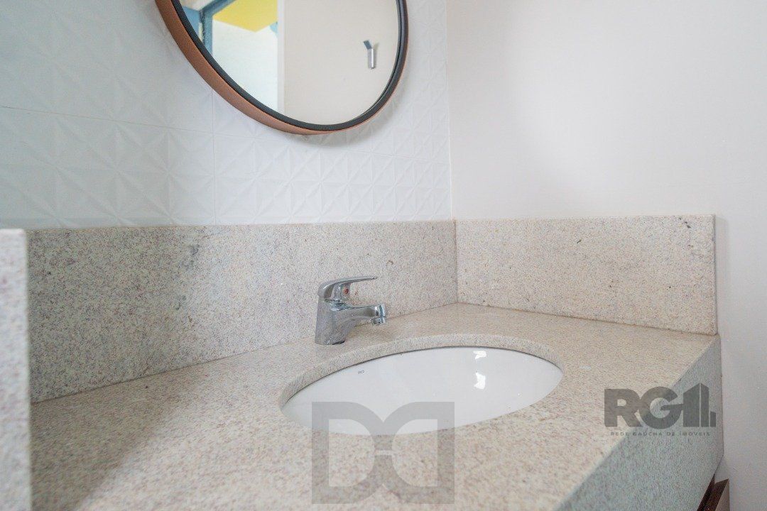 Casa impecável e mobiliada, com 3 niveis, possui 3 dormitórios sendo 1 suíte, 4 banheiros. — foto 29
