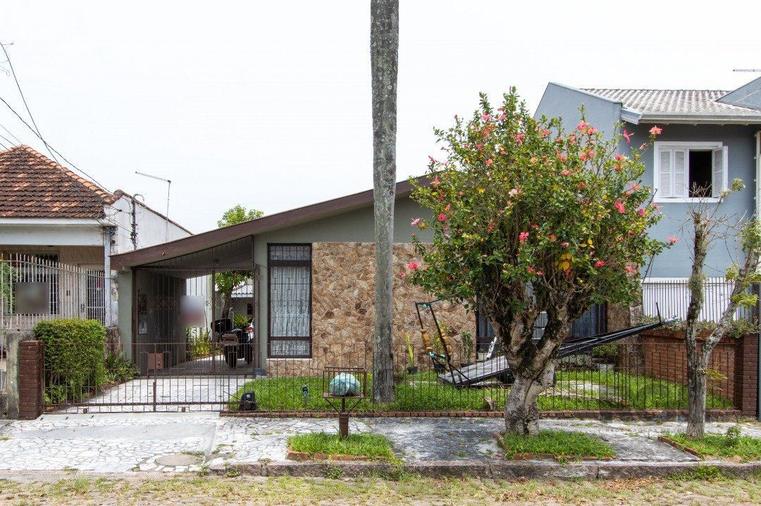 Casa térrea, 3 quartos, 2 banheiros, com pátio no Bairro Cavalhada — foto 1