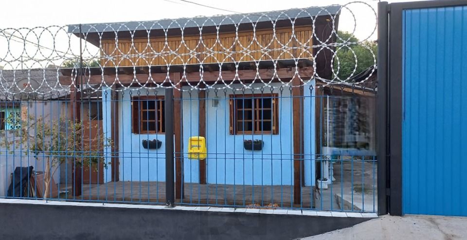 Casa térrea de 2 dormitórios, living, cozinha, churrasqueira, área de serviço, banheiro social, vaga para 2 automóveis. — foto 4
