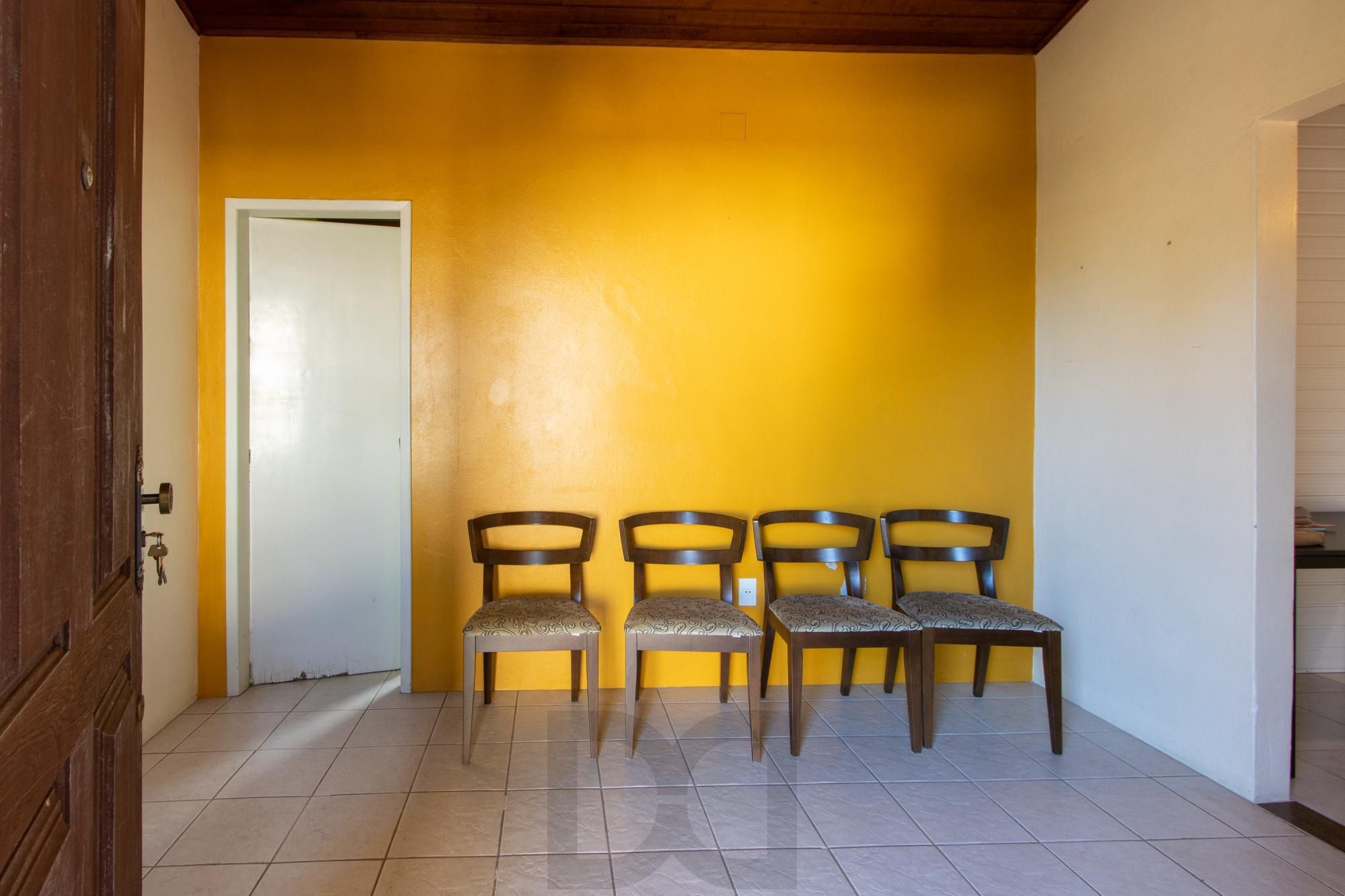Casa de Alvenaria, possui 3 dormitórios, uma suíte, hall de entrada, lavabo, living com lareira, cozinha ampla com armários, área gourmet com churrasqueira, corredor, pátio e 4 vagas de garagem, uma construção em anexo que possui hall de entrada, lavabo, living, cozinha, escritório, banheiro social — foto 36