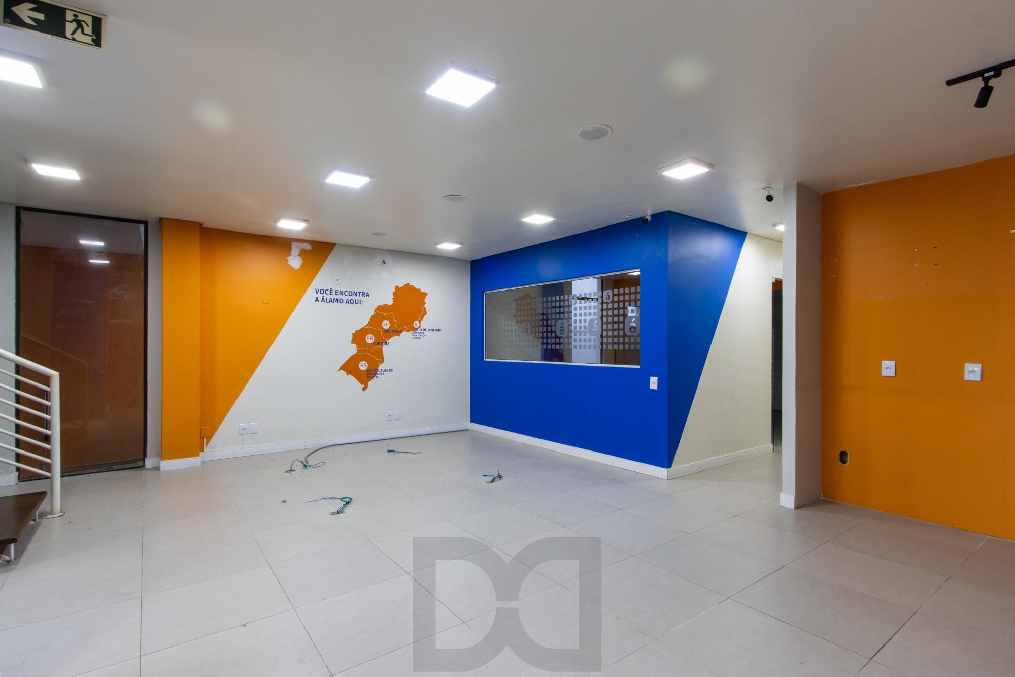 Casa Comercial 2 pisos - Excelente localização e Grande Visibilidade no Bairro Menino Deus - Ideal p/ Clínicas, escolas ou escritórios. — foto 6