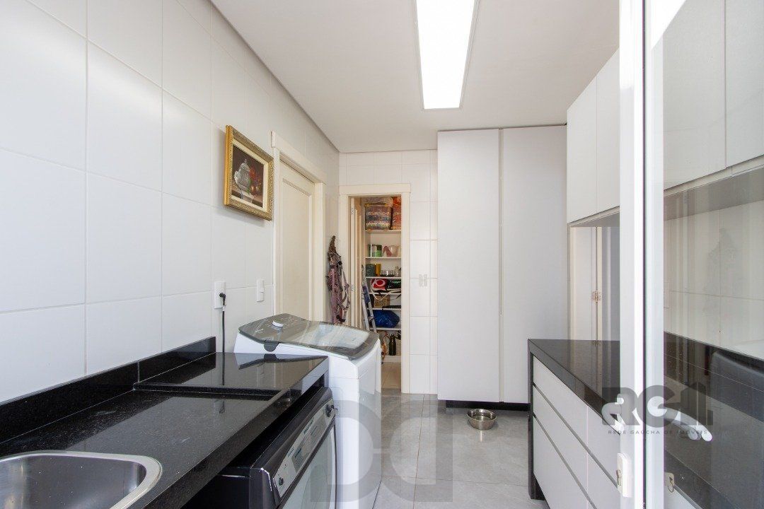 Excelente residência no Condomínio Terra Ville com aproximadamente 474,74m² privativos. — foto 28