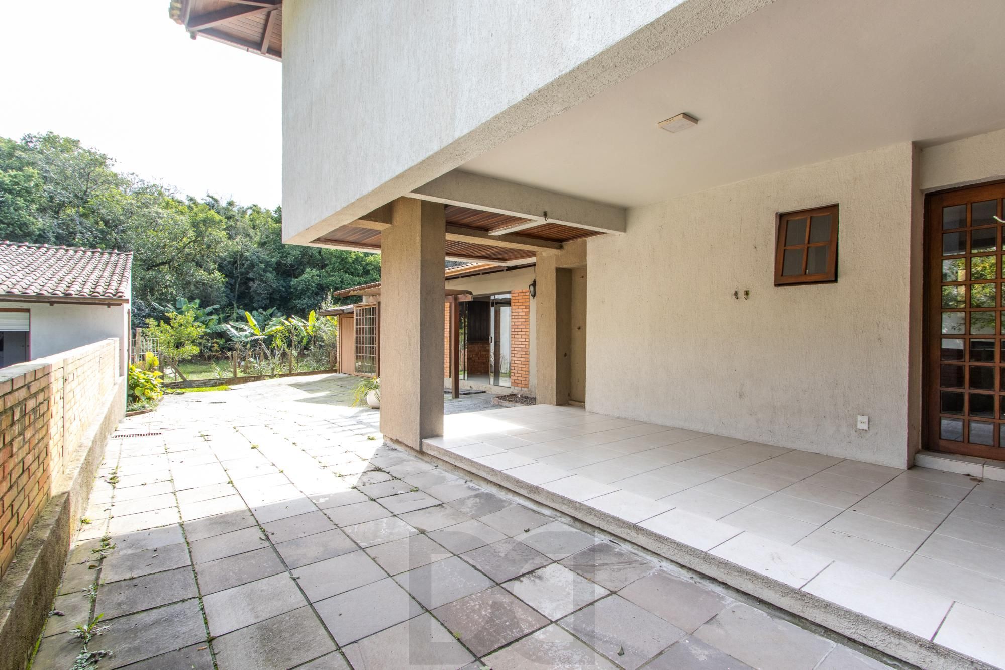 Ampla Casa com 2 Suítes, Closet, Lareira e Pátio com Árvores Frutíferas. — foto 42