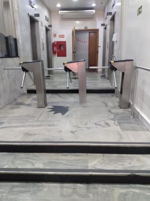 Sala desocupada c/vista p/ o Guaíba - bairro Centro — foto 10