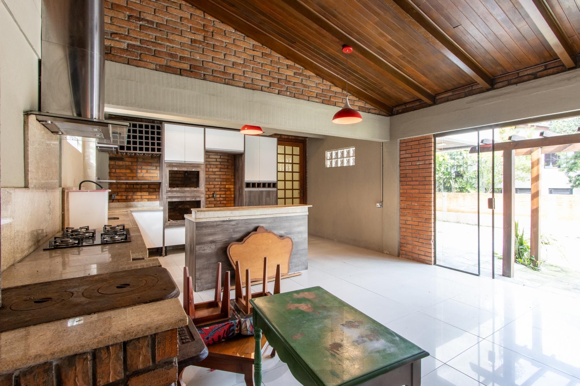 Ampla Casa com 2 Suítes, Closet, Lareira e Pátio com Árvores Frutíferas. — foto 38