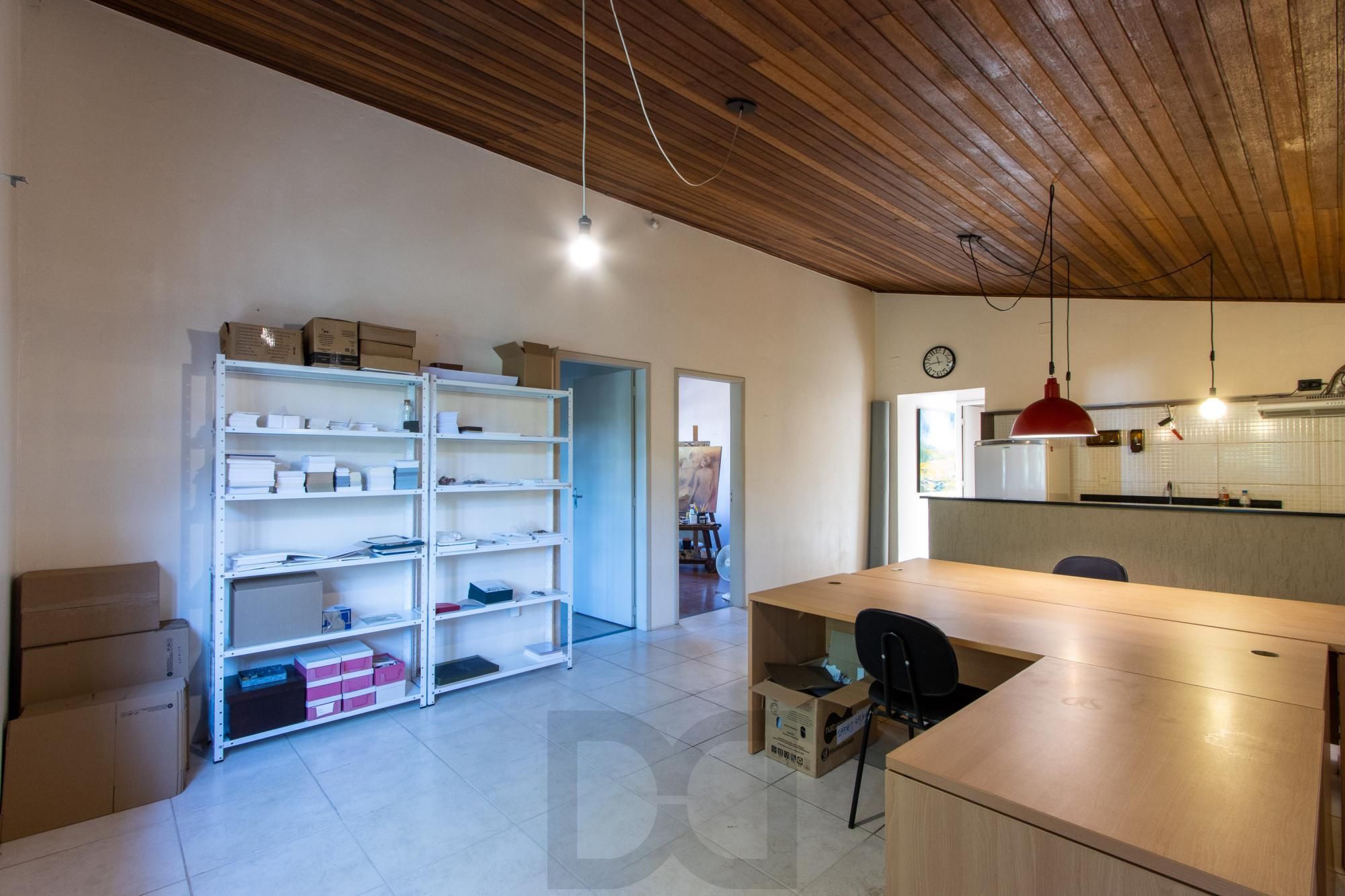 Casa de Alvenaria, possui 3 dormitórios, uma suíte, hall de entrada, lavabo, living com lareira, cozinha ampla com armários, área gourmet com churrasqueira, corredor, pátio e 4 vagas de garagem, uma construção em anexo que possui hall de entrada, lavabo, living, cozinha, escritório, banheiro social — foto 46