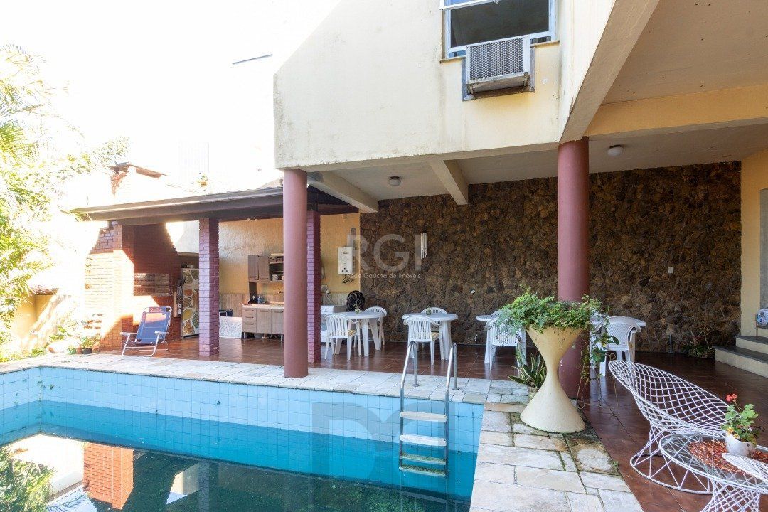Sobrado com 345m² privativos, 3 suites, 2 vagas, churrasqueira. pátio com piscina - Bairro Cristal — foto 12