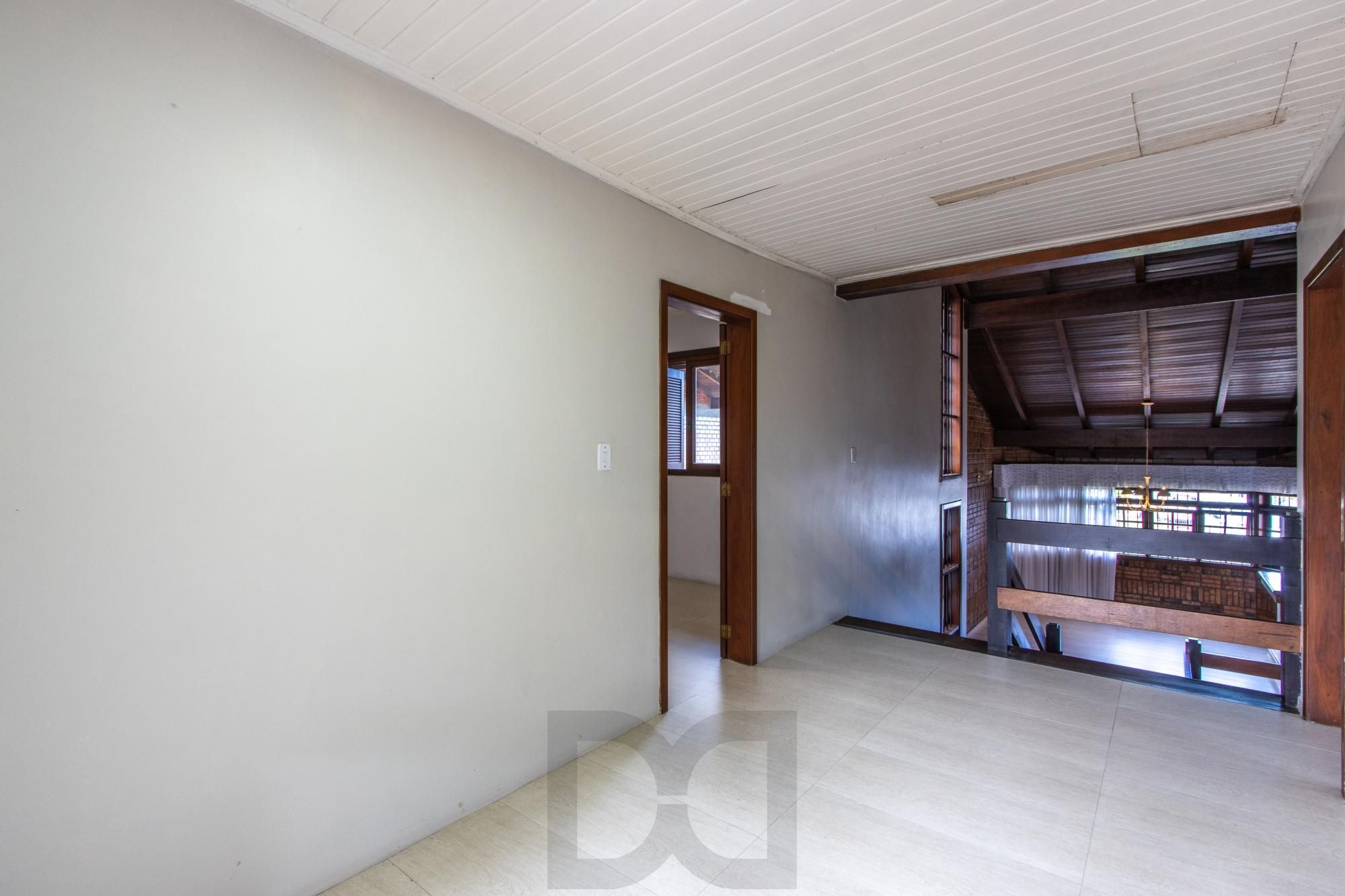 Ampla Casa com 2 Suítes, Closet, Lareira e Pátio com Árvores Frutíferas. — foto 21