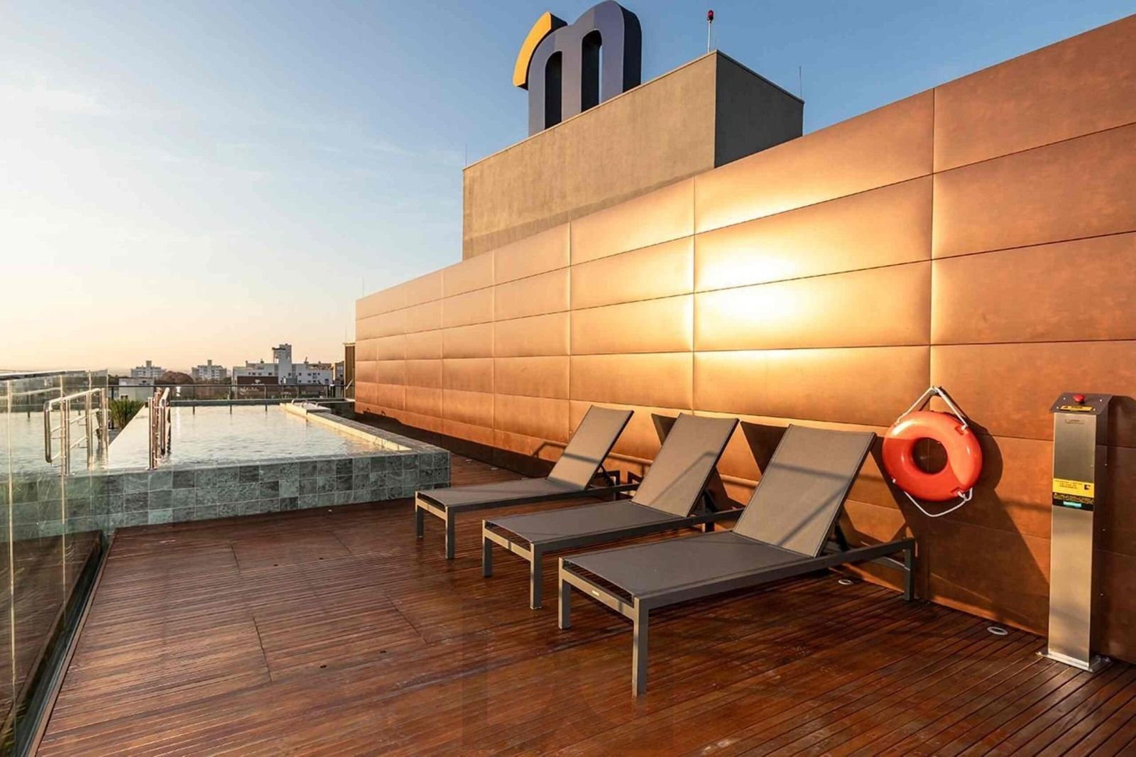 Studio de alto padrão construtivo mobiliado no bairro Moinhos de Vento, planta de 24,25 m² privativos com porcelanato, forro em gesso e aberturas em alumínio com vidros duplos. — foto 16