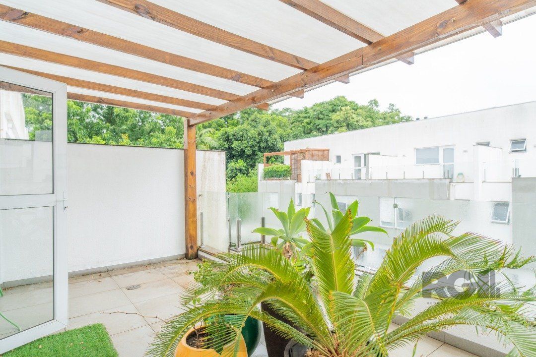 Casa impecável e mobiliada, com 3 niveis, possui 3 dormitórios sendo 1 suíte, 4 banheiros. — foto 36