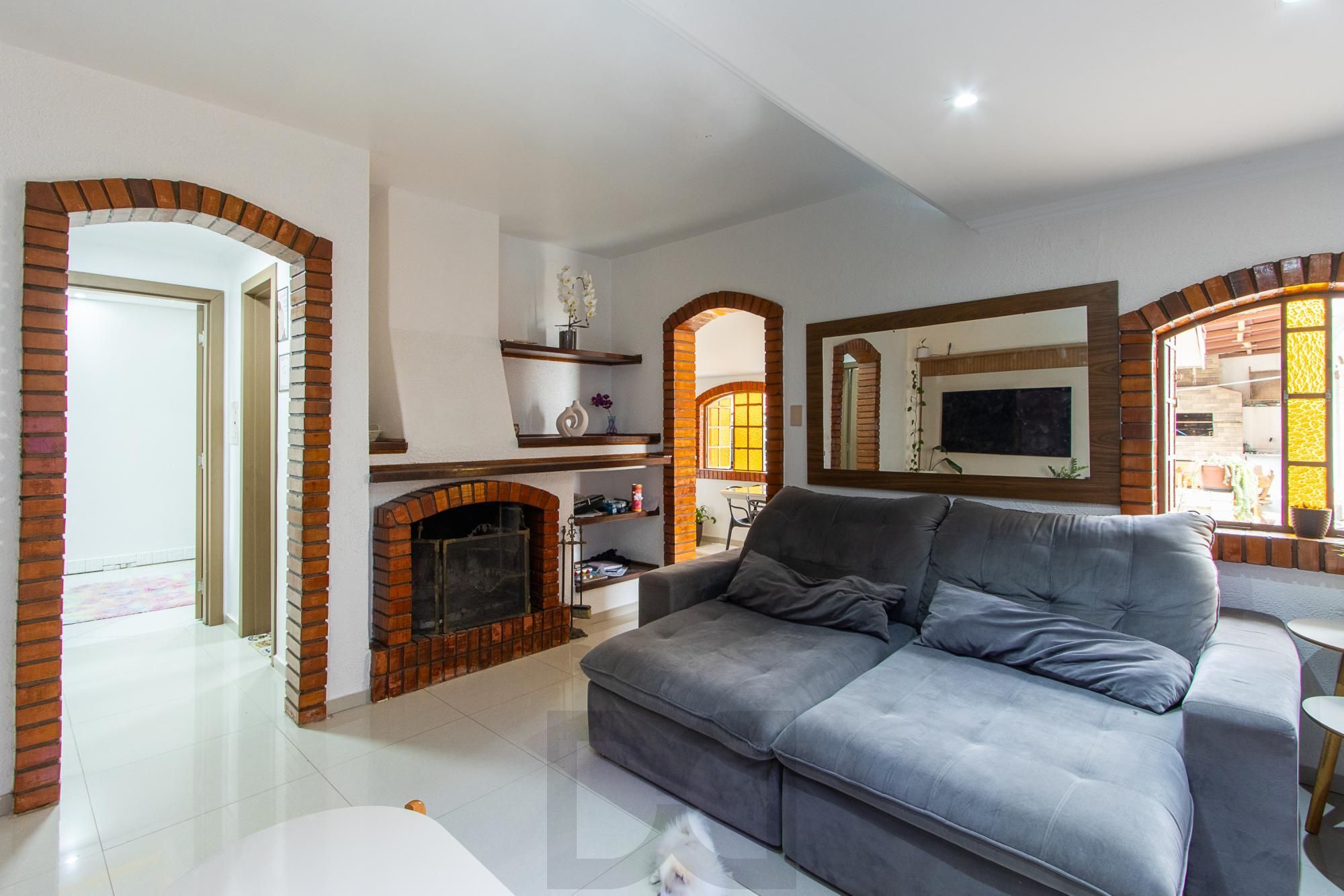 Casa de 4 dormitórios, 2 suítes, piscina, pátio e 2 vagas de garagem. — foto 1