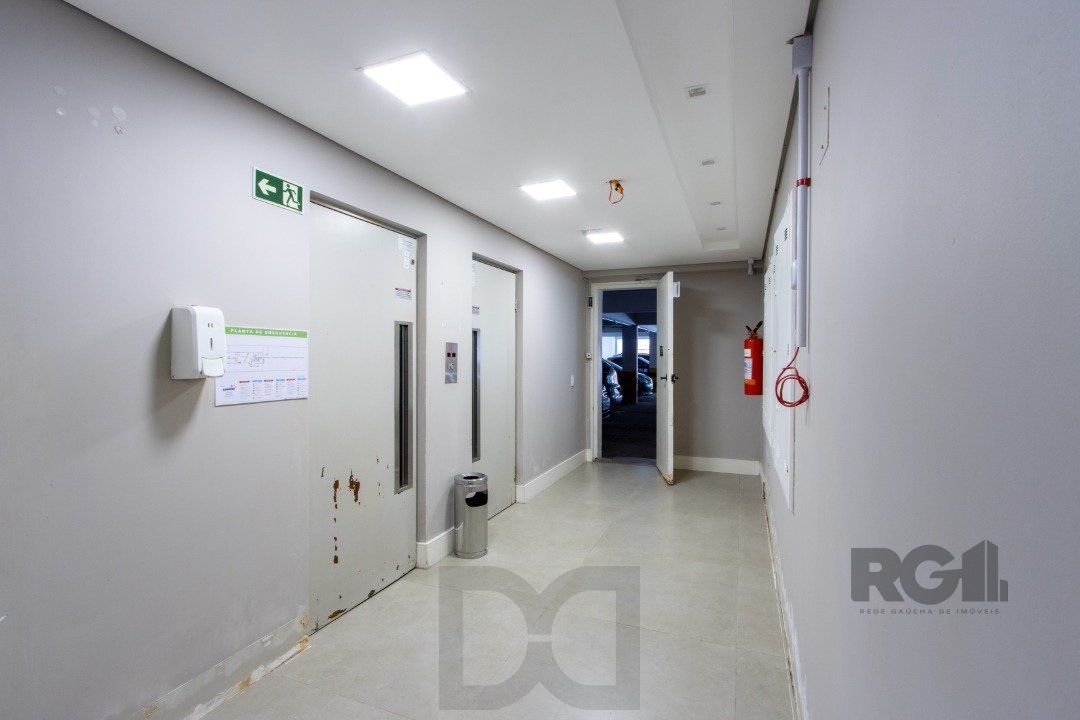 EXCELENTE SALA COMERCIAL, muito bem localizada no bairro Menino Deus, 01 banheiro, sacada e ar condicionado split, toda montada — foto 11