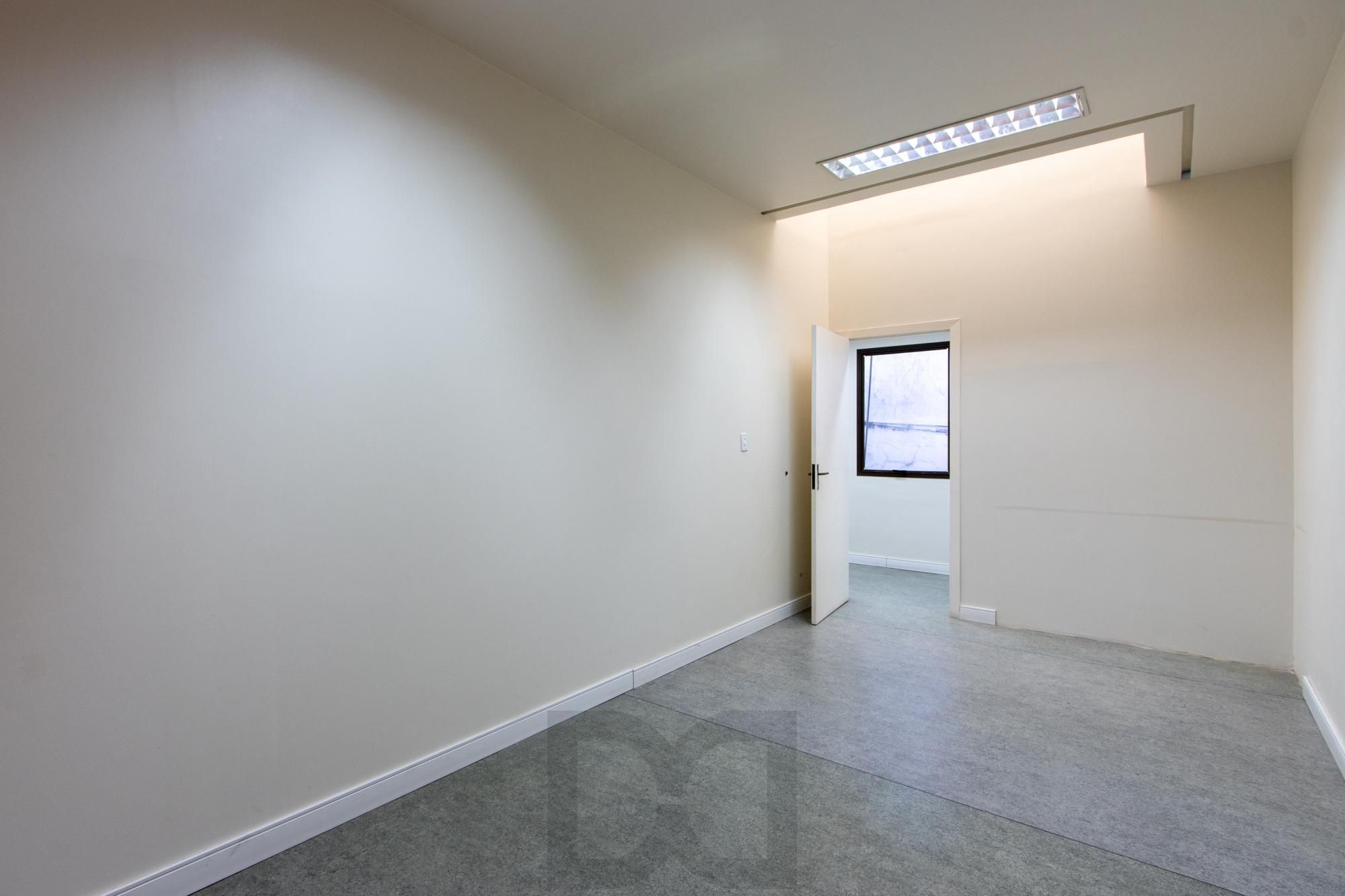 Casa Comercial 2 pisos - Excelente localização e Grande Visibilidade no Bairro Menino Deus - Ideal p/ Clínicas, escolas ou escritórios. — foto 41