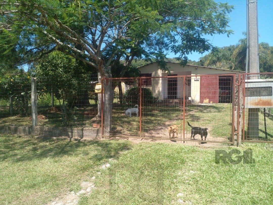 Dois quartos, 01 banheiro, 01 sala de star, 01 sala de jantar, cozinha, 01 garagem para três carros com churrasqueira. — foto 4
