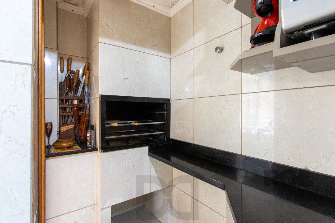 Apartamento com 70m² de área privativa, possui 3 dormitórios, sala para 2 ambientes, banheiro social, cozinha com móveis planejados e área de serviço. — foto 12