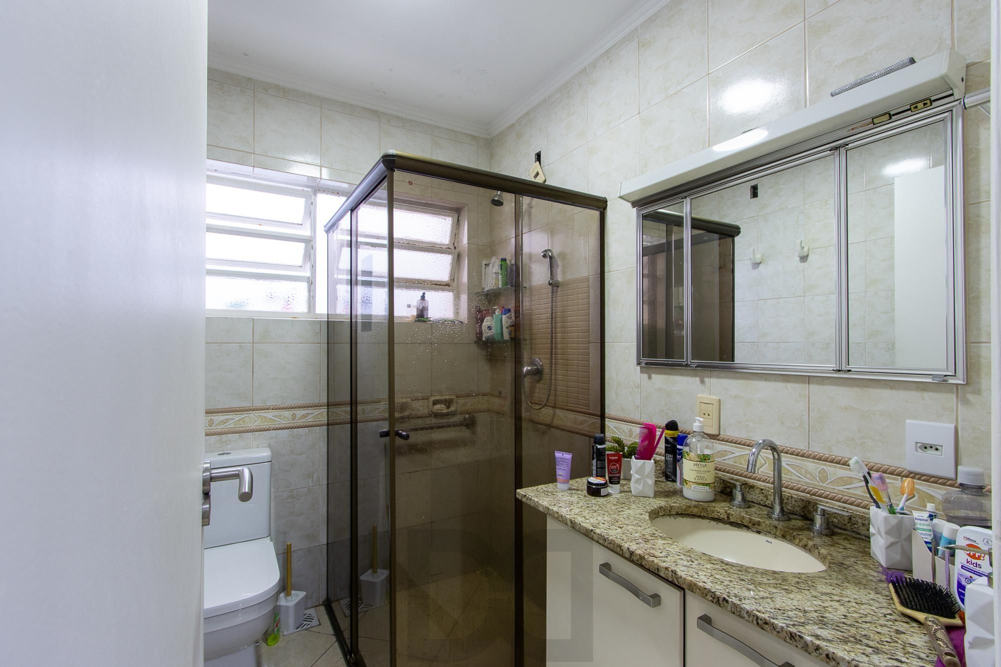 Linda casa totalmente reformada, 3 quartos (1 suite), 2 vagas cobertas - Bairro Nonoai — foto 23