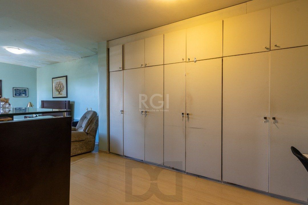 Sobrado com 345m² privativos, 3 suites, 2 vagas, churrasqueira. pátio com piscina - Bairro Cristal — foto 27
