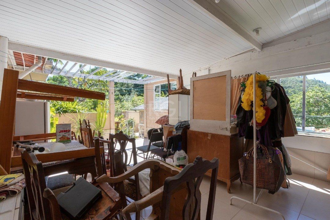 Casa para Venda - 370m², 4 dormitórios, sendo 1 suites, 6 vagas - Lomba do Pinheiro — foto 17