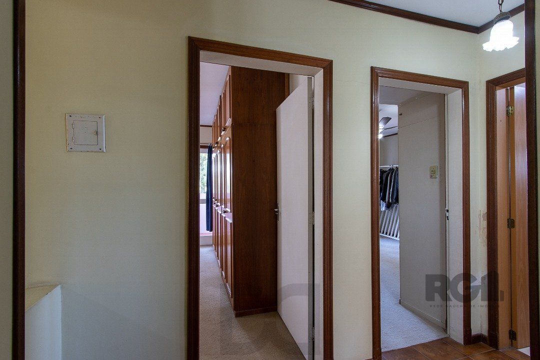 Casa com 4 quartos, suíte, churrasqueira, lareira, garagem coberta e lindo jardim. — foto 37