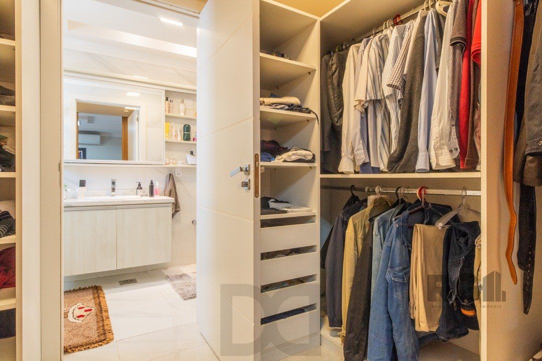 Casa de Condomínio com Arquitetura Exclusiva e Ambientes Sofisticados — foto 32