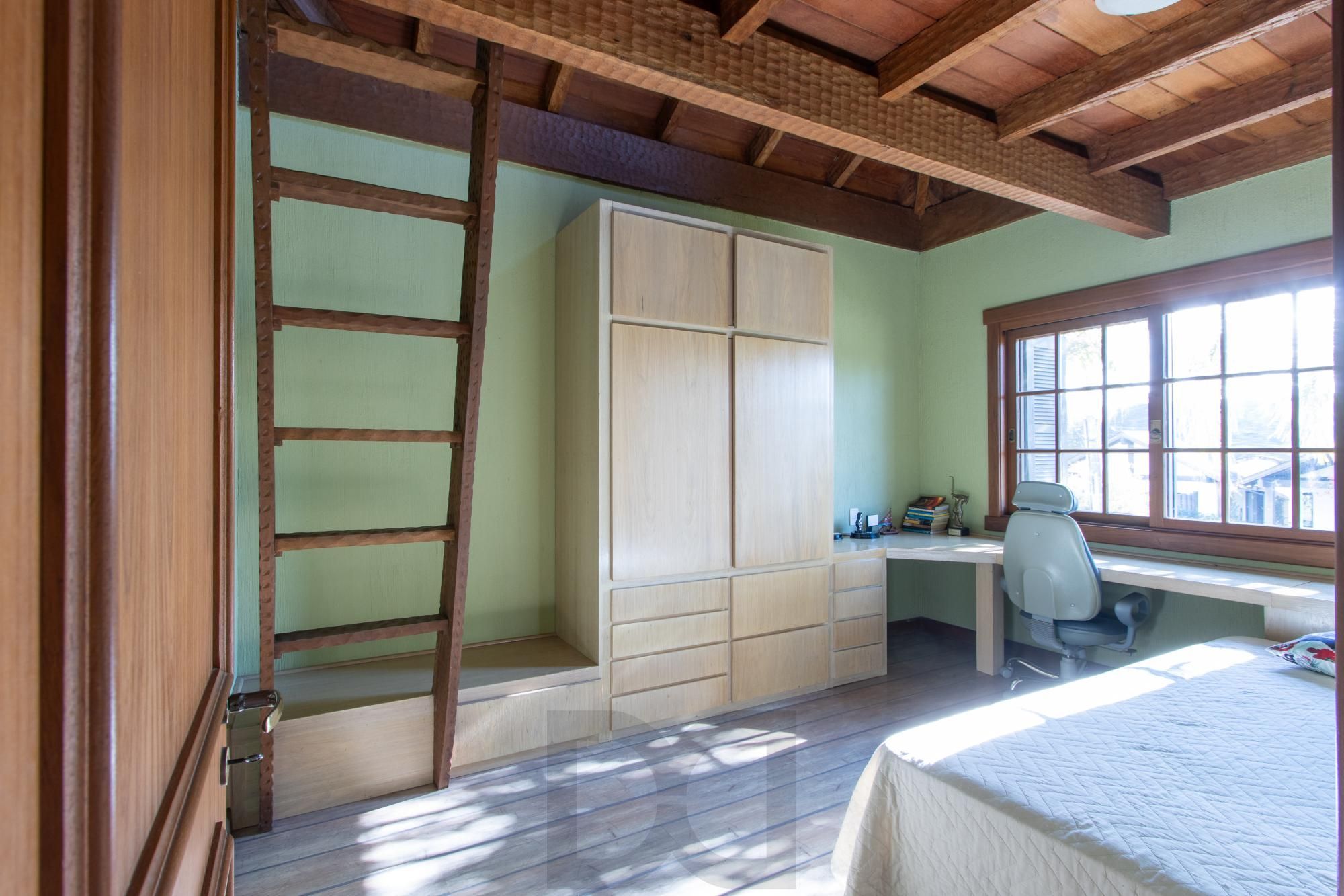 Quarto com mezanino.