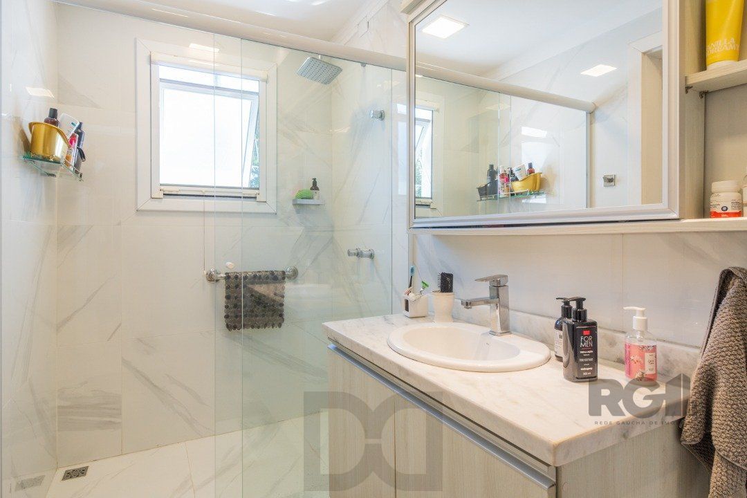 Casa de Condomínio com Arquitetura Exclusiva e Ambientes Sofisticados — foto 34