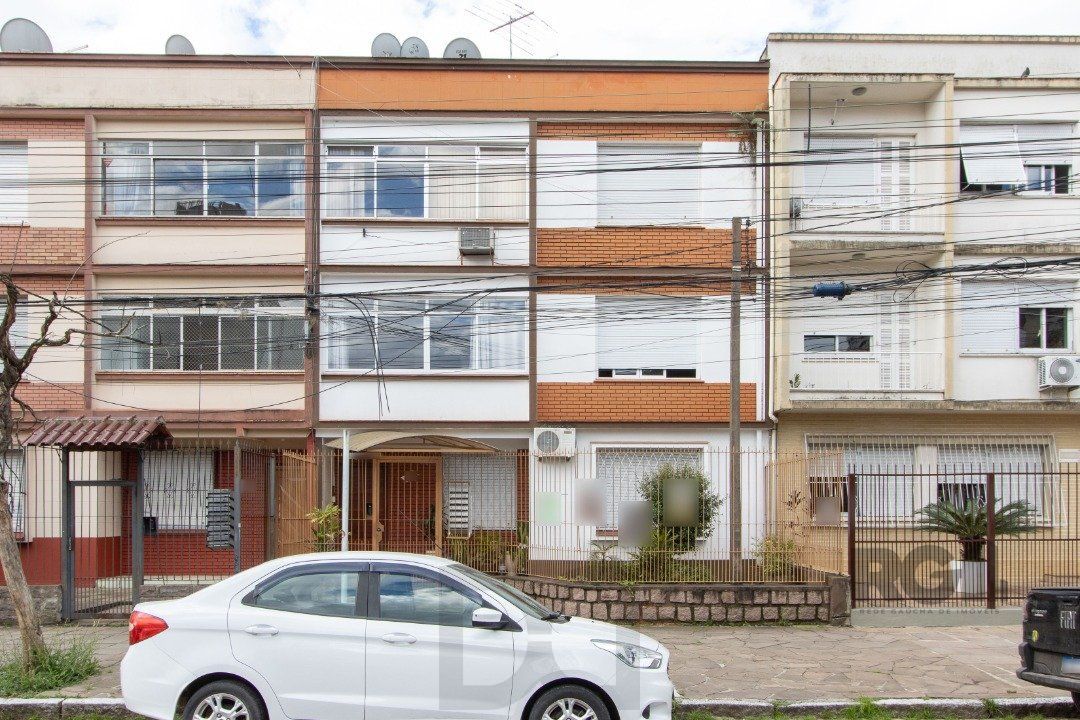 Apartamento térreo, com pátio, 2 quartos - Bairro Menino Deus — foto 2