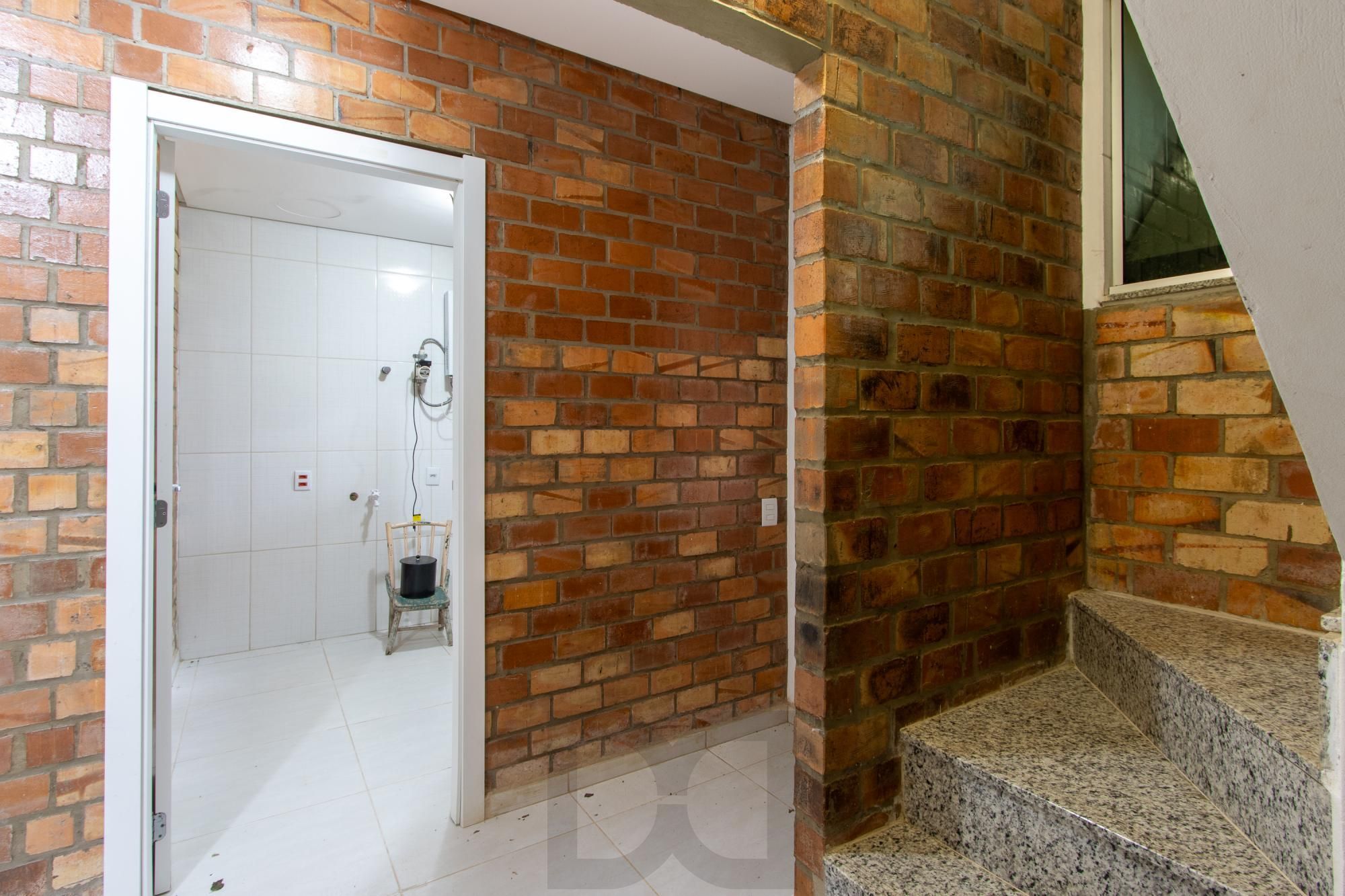 Casa de alvenaria, com 3 dormitórios, 1 suíte, living, cozinha, lavanderia, churrasqueira, banheiro social, pátio e 4 vagas de garagem. — foto 34