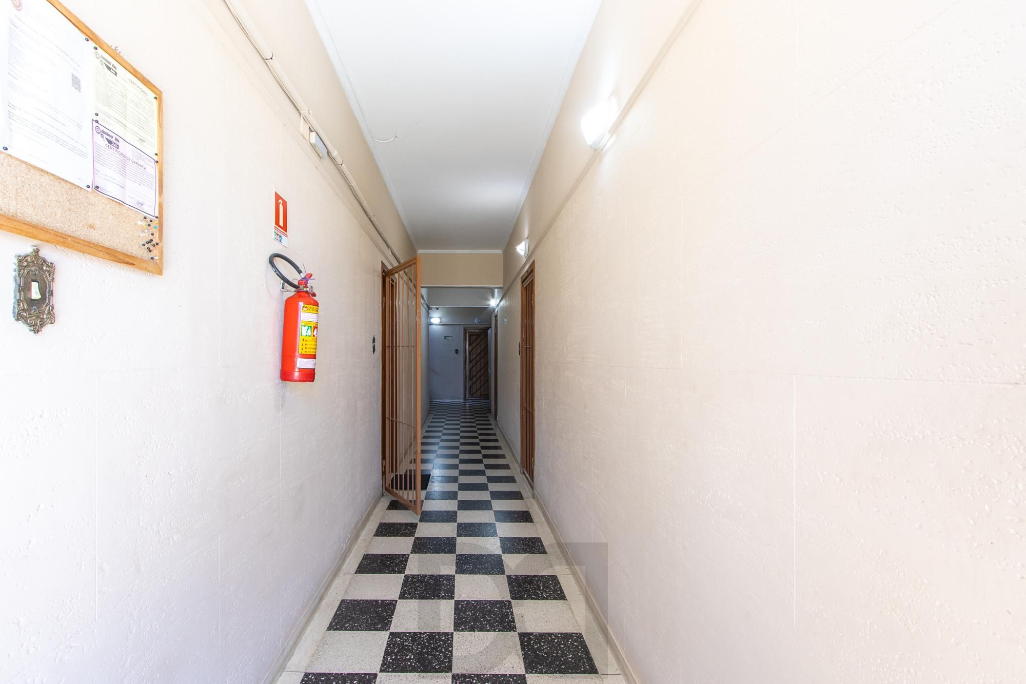 Apartamento de 2 dormitórios no bairro Medianeira. — foto 28
