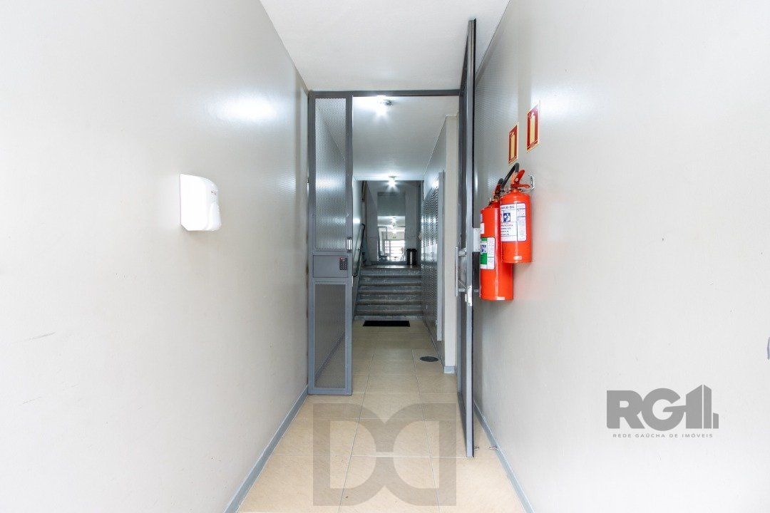 Apartamento com 70m² de área privativa, possui 3 dormitórios, sala para 2 ambientes, banheiro social, cozinha com móveis planejados e área de serviço. — foto 3