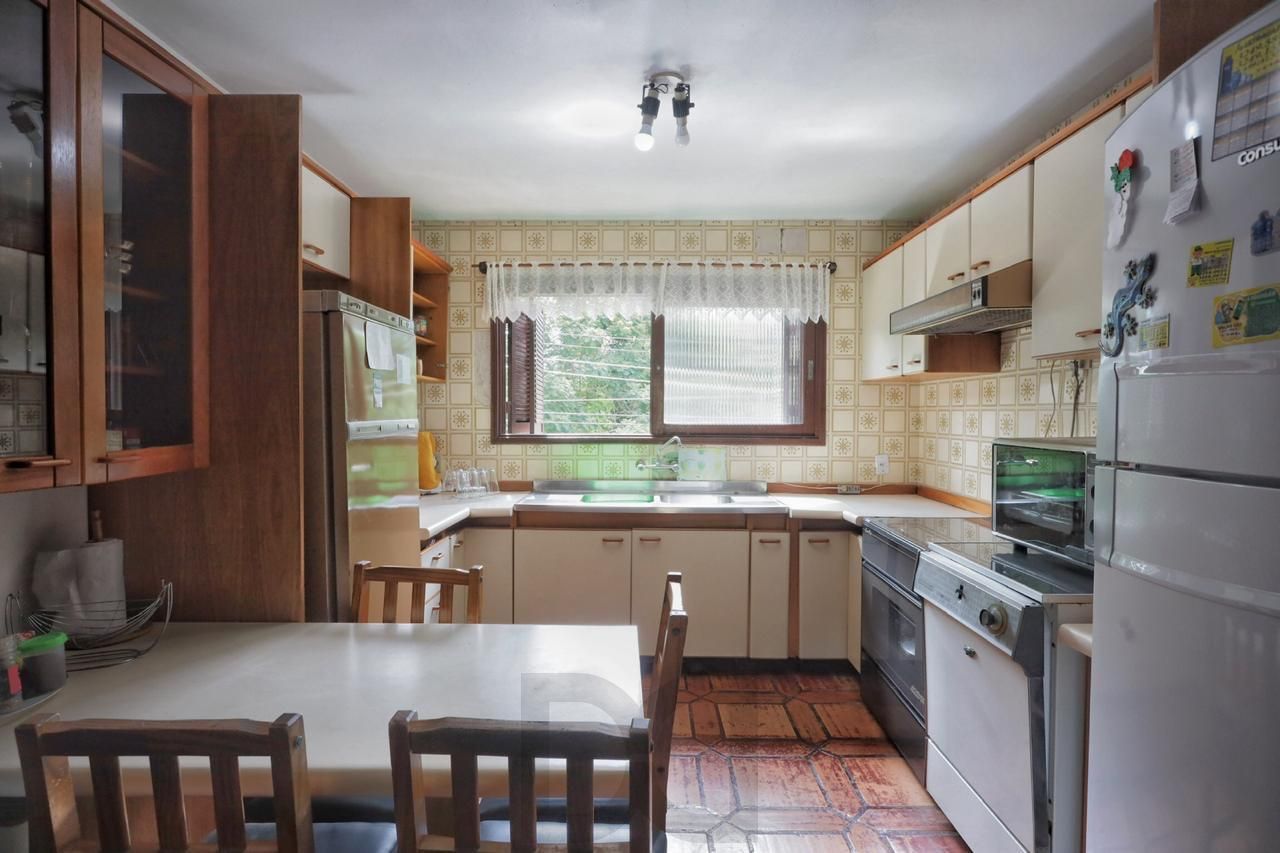 Casa com 300m², localizada na zona sul de Porto Alegre, com lareira, piscina e 3 vagas de garagem cobertas. — foto 3
