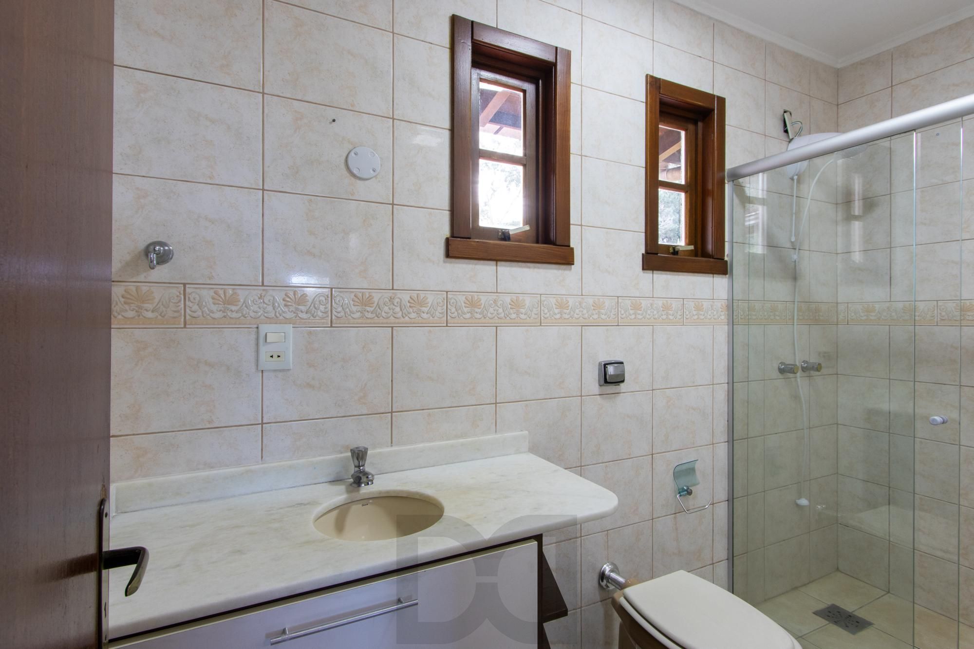 Ampla Casa com 2 Suítes, Closet, Lareira e Pátio com Árvores Frutíferas. — foto 23