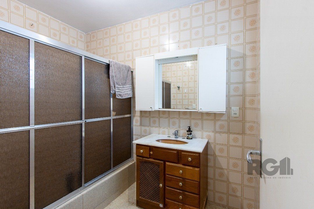 Casa térrea, com 3 dormitórios, 1 suíte, no bairro Ipanema. — foto 16