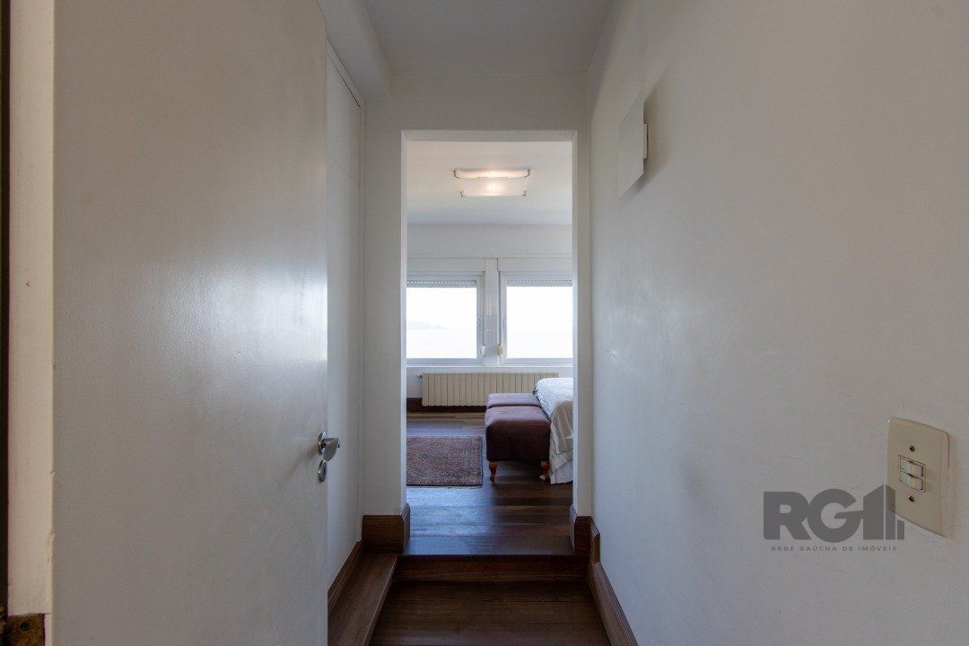 Casa deslumbrante vista do Guaiba, 3 dormitórios, sendo 1 suite master com closet e banheira de hidro com vista para o rio — foto 52