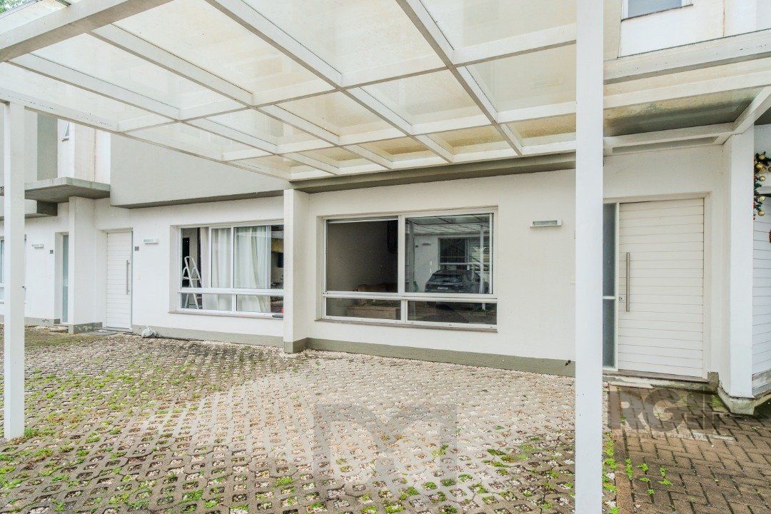 Casa impecável e mobiliada, com 3 niveis, possui 3 dormitórios sendo 1 suíte, 4 banheiros. — foto 3