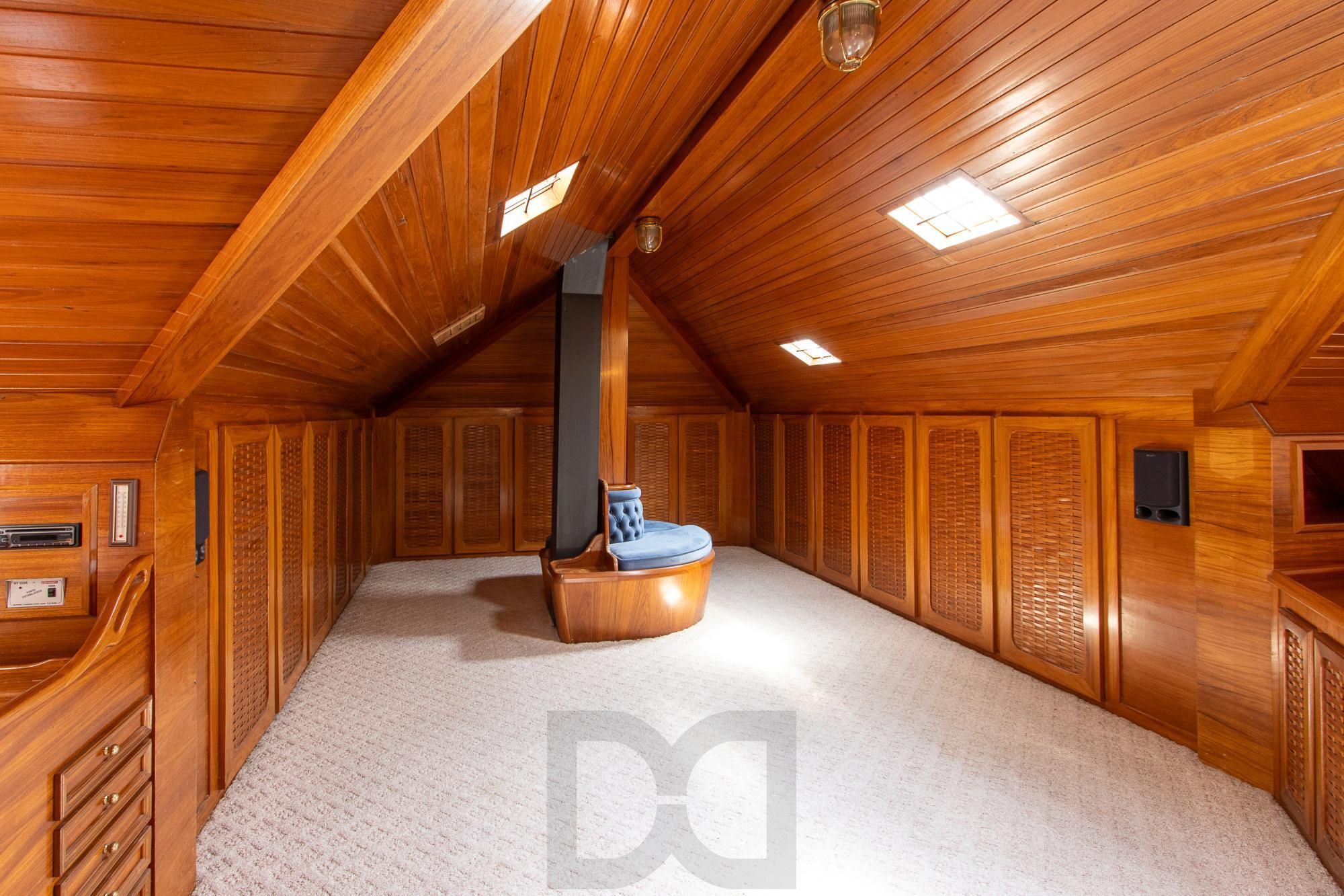 Casa com 2 dormitórios 3 banheiros. lareira e churrasqueira, e com arquitetura moderna. — foto 8