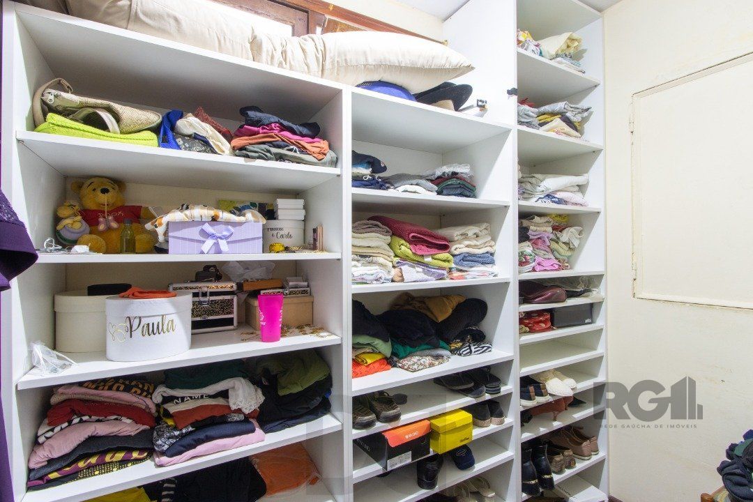 Casa no bairro Cristal, Possui 4 dormitórios, sendo 1suíte, closet e banheira de hidromassagem, com possibilidade de um podendo 1 dormitórios extra. — foto 55
