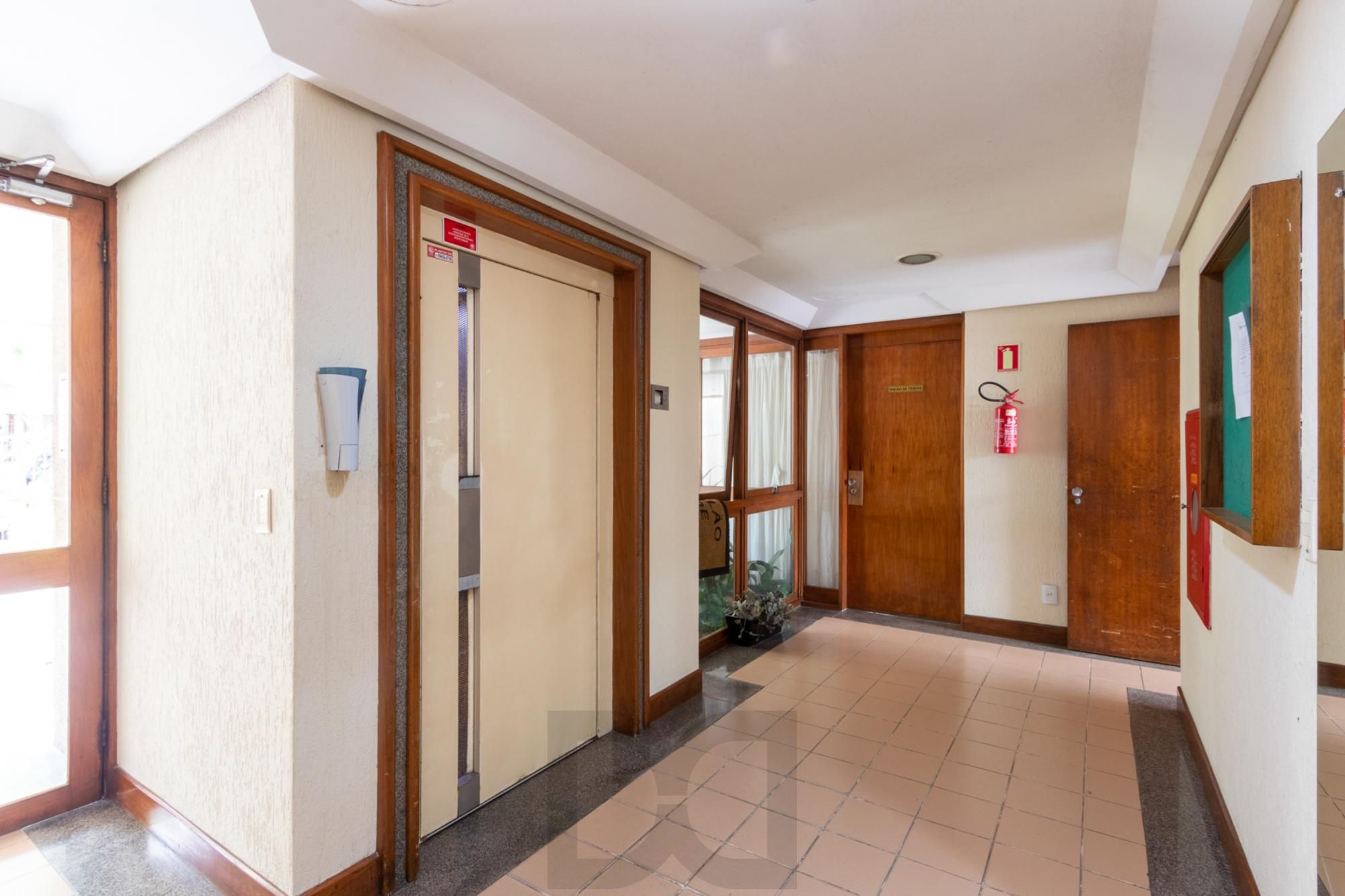 Cobertura com 137m², no Bairro Cristal, de 2 dormitórios, sento uma suíte, ampla sacada, churrasqueira, vista panorâmica, vaga coberta. — foto 42