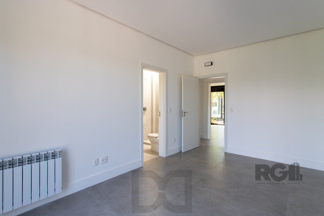 A Casa Le Mans, uma residência térrea de esquina com 389,48m2 de área coberta — foto 35