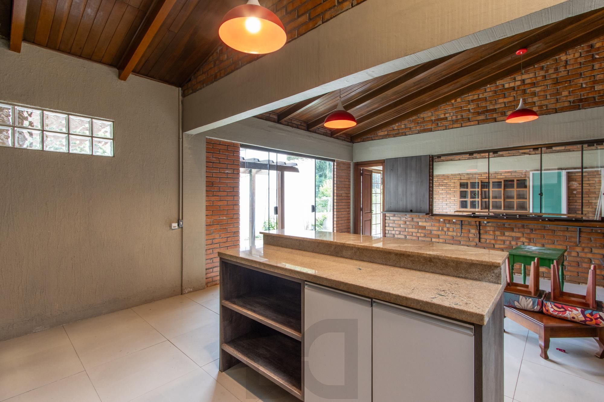 Ampla Casa com 2 Suítes, Closet, Lareira e Pátio com Árvores Frutíferas. — foto 37