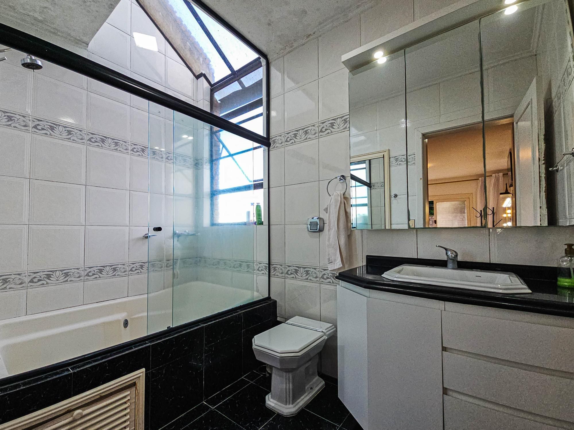 Casa na Vila Conceição, 3 dormitórios, 1 suíte, churrasqueira, lareira, 4 vagas, piscina aquecida e vista perene para o Rio. — foto 10