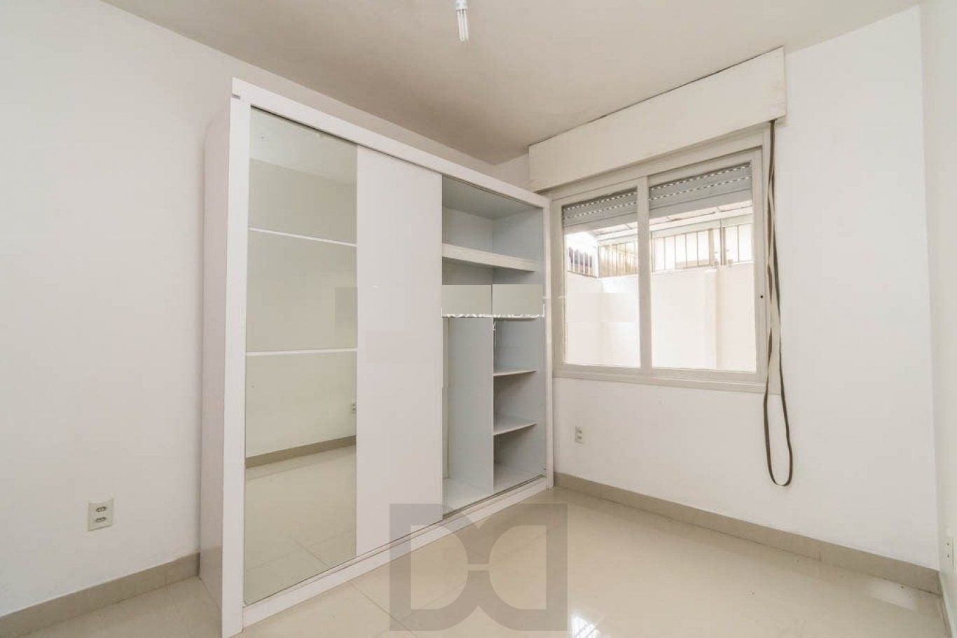 Apartamento de 1 dormitório, com um pequeno pátio no bairro Centro Histórico. — foto 9
