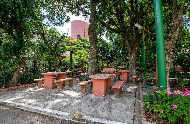 APARTAMENTO REFORMADO DE 02 DORMITÓRIOS PERTO DE SUPERMERCADOS, ONIBUS E FARMACIAS — foto 2