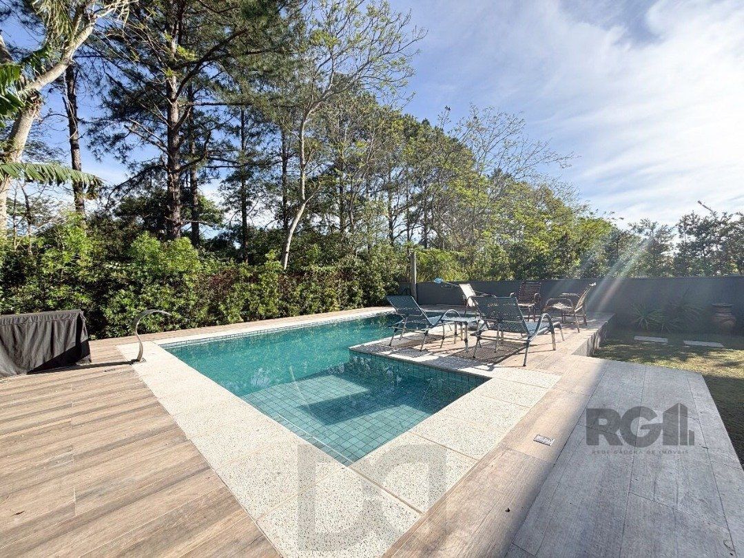Casa em condomínio com pátio, piscina, 3 suítes e 2 vagas — foto 1